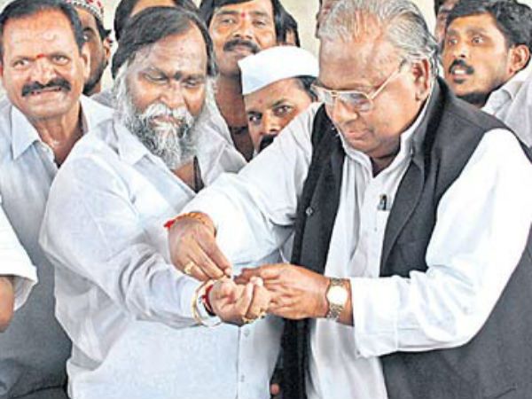 జగ్గారెడ్డికి బహుకరించిన వీహెచ్...