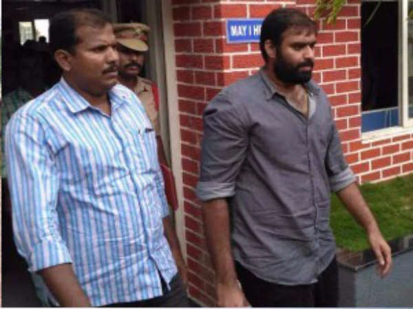 ఒంటరిగా వదిలే ప్రయత్నం...