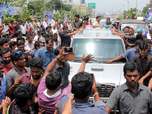 జిమ్మిక్కులు.. కిరాయి మనుషులు..