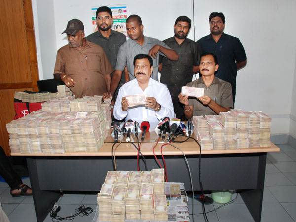 సినీ నిర్మాతలకు లింకులు..