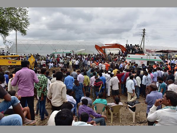బోరుకు సమాంతరంగా తవ్వకాలు: