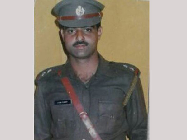 Mob lynch police officer outside Srinagar's Jamia Masjid Mob lynch police officer outside Srinagar's Jamia Masjid