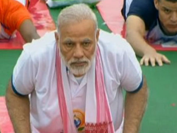 Modi braves drizzles, leads thousands on International Yoga Day 2017 Modi braves drizzles, leads thousands on International Yoga Day 2017