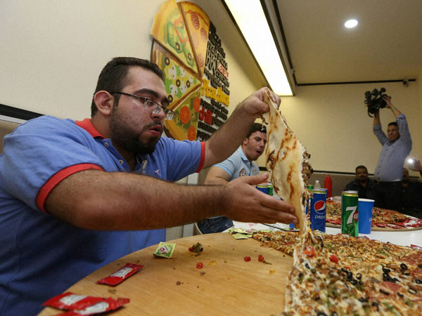 California chefs make the world's longest pizza stretching 6,333 ft! California chefs make the world's longest pizza stretching 6,333 ft!