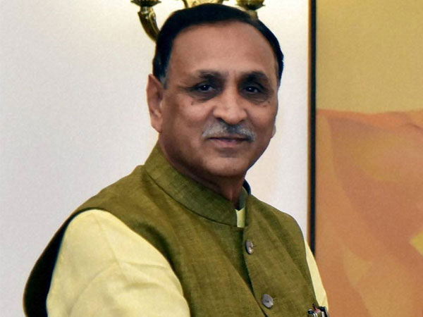 Gujarat CM Vijay Rupani plays good Samaritan; helps accident victims Gujarat CM Vijay Rupani plays good Samaritan; helps accident victims