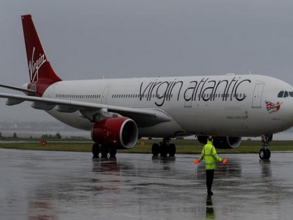 42 passengers jump off Virgin Atlantic after threatening note found on plane 42 passengers jump off Virgin Atlantic after threatening note found on plane