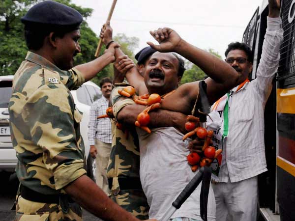 4 dead as security forces open fire on farmers protesting in MP’s Mandsaur 4 dead as security forces open fire on farmers protesting in MP’s Mandsaur