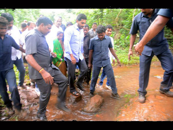 సెక్యూరిటీ లేని వాహనంలో..