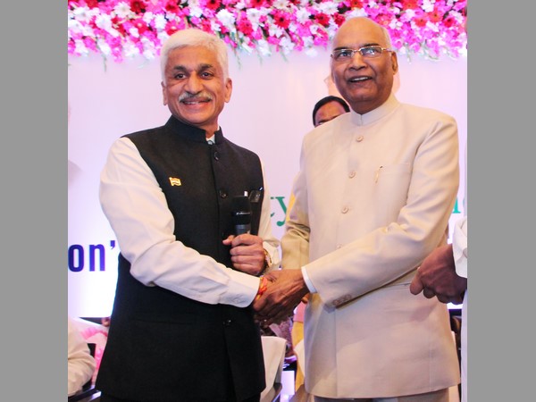 అప్పుడు ఫోటోలు.. ఇప్పుడు పాదాభివందనం