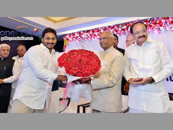 అడ్డుకున్న భద్రతా సిబ్బంది... గమనించిన వెంకయ్య