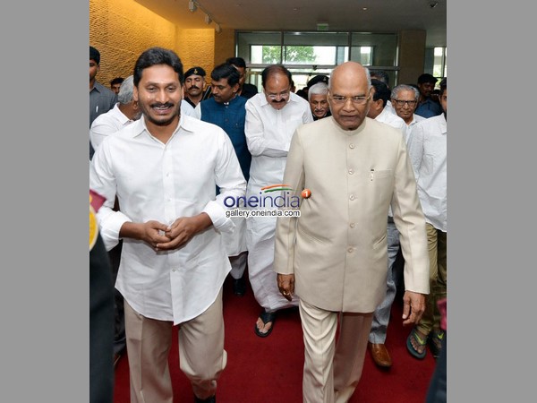 వెంకయ్యతో ఫోటో దిగడం మింగుడు పడలేదని..