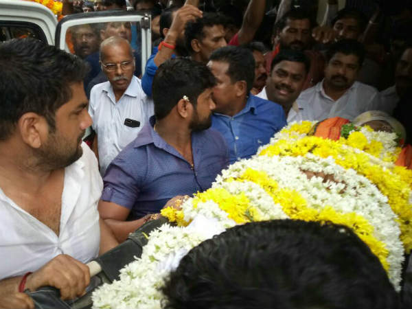 కత్తులతో దాడి చేసి