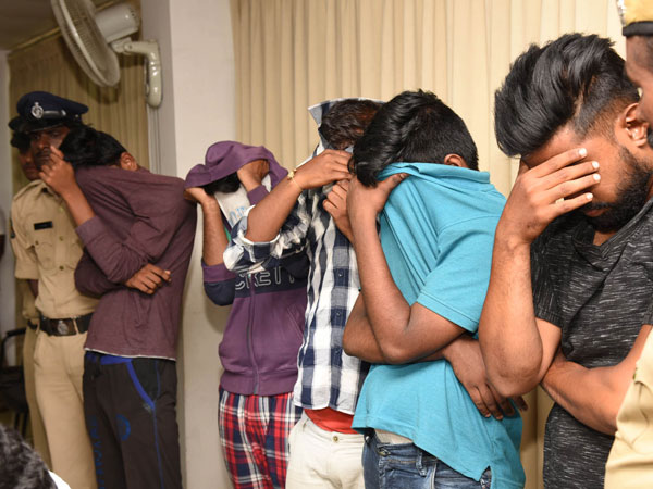 చాటింగ్ చేస్తూ వల..