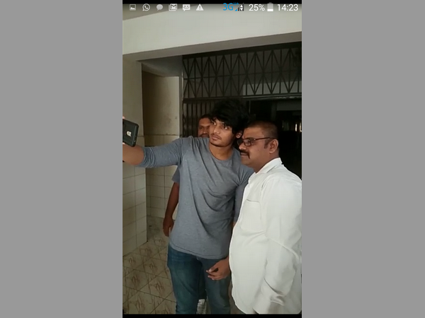 వాట్సాప్ సందేశాలు చూపించారు..
