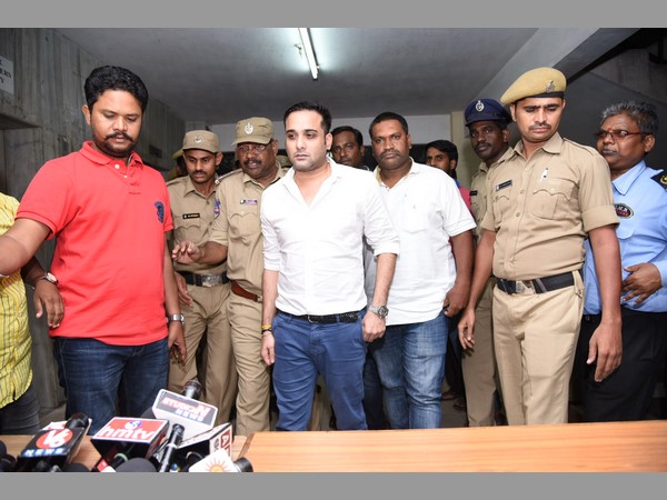 కెల్విన్తో సంబంధాలపై