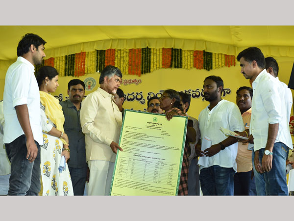 తల్లిదండ్రులు లేని పిల్లలపై పోటీ చేయడం న్యాయమా