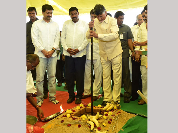 అర్దరాత్రివరకు జనం మద్యనే