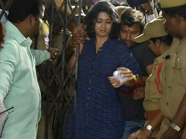 వస్తే అందరి పేర్లు