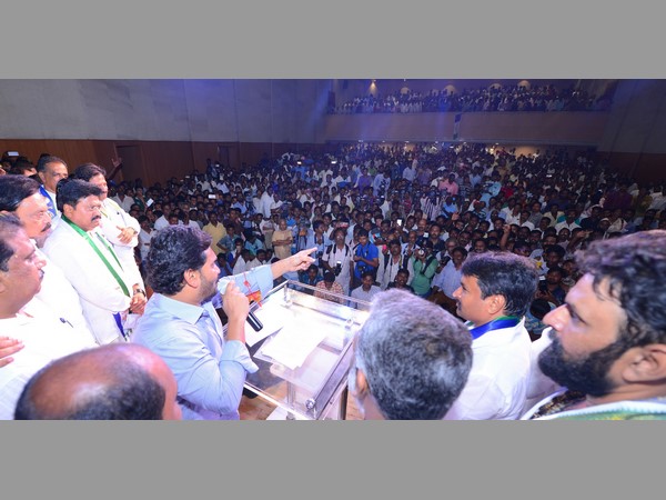 చంద్రబాబు బెదిరిస్తున్నారు