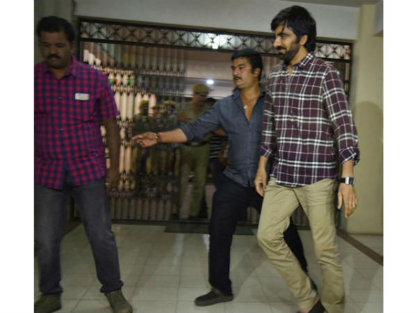 నిర్మాత బుజ్జి కారులో సిట్ కార్యాలయానికి