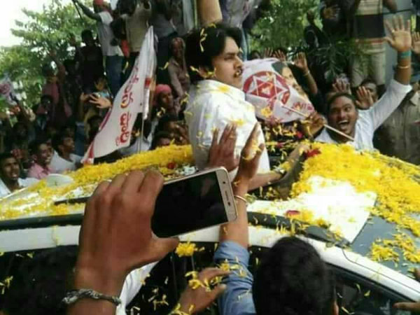 మద్యం షాపులు వద్దని ప్లకార్డు