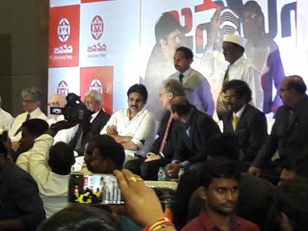 మహిళలు మాట్లాడమన్నారంటూ..
