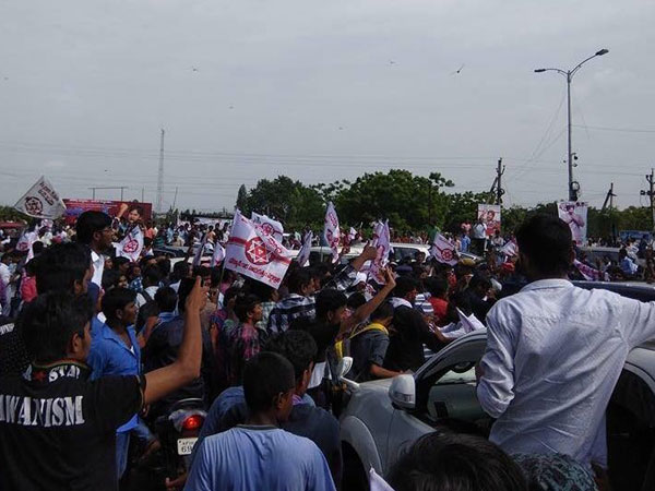 ట్రాఫిక్లో చిక్కుకున్న పవన్ కళ్యాణ్