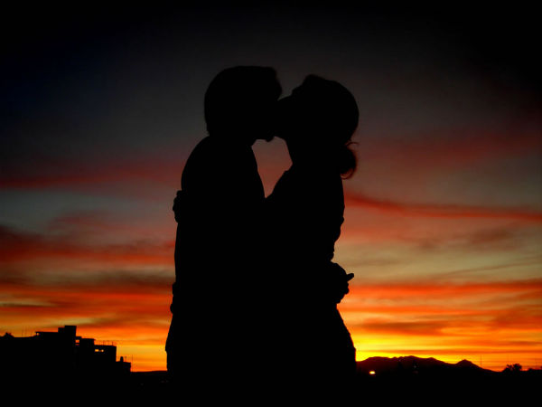 Drunk Woman Pulls Cop Into Passionate Kiss After Midnight Accident In Kolkata Drunk Woman Pulls Cop Into Passionate Kiss After Midnight Accident In Kolkata