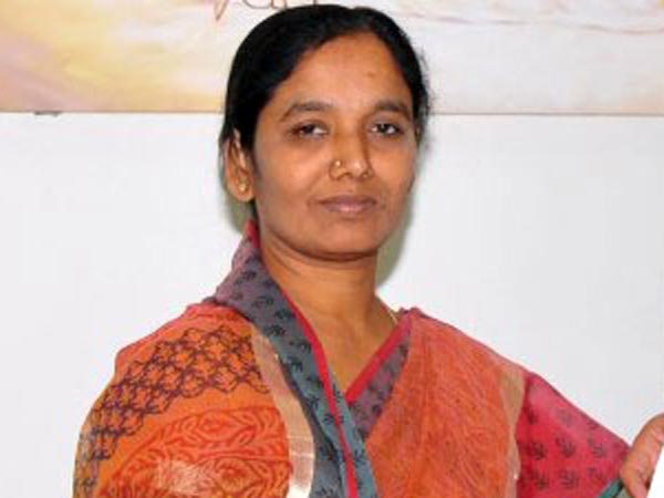Minister Paritala Sunitha distributes to Prasanna Rs. 2 lakh Minister Paritala Sunitha distributes to Prasanna Rs. 2 lakh