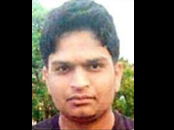 Pune: Software Engineer Lies Bleeding, Onlookers Click Pictures Pune: Software Engineer Lies Bleeding, Onlookers Click Pictures