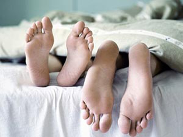 husband shocks after seeing wife with another in bedroom husband shocks after seeing wife with another in bedroom