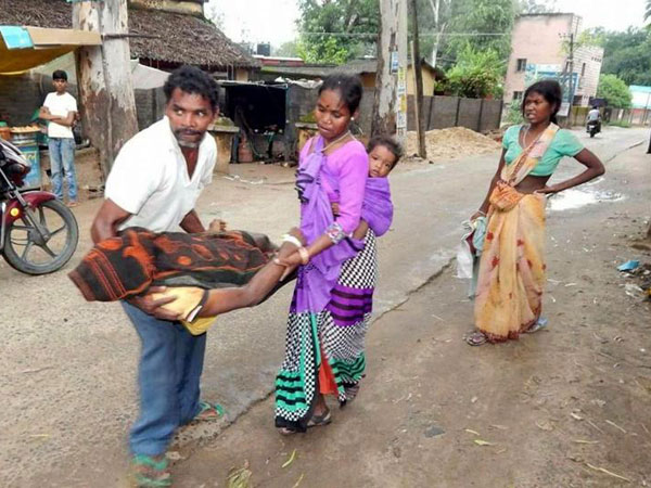 Denied hearse, tribal man, wife carry brother’s body on foot in Jharkhand Denied hearse, tribal man, wife carry brother’s body on foot in Jharkhand