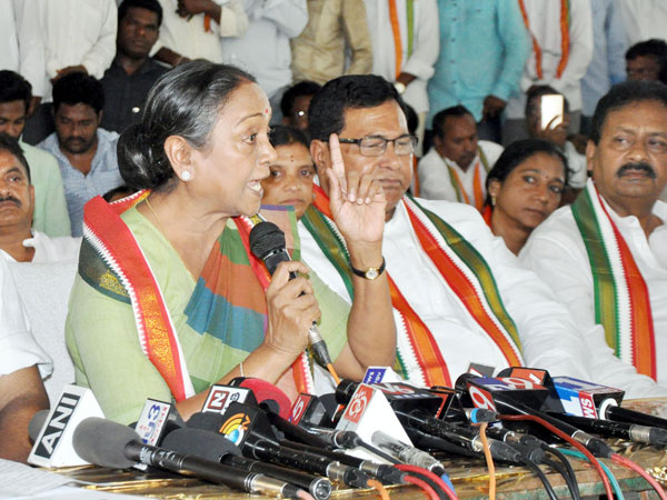 చలించిన మీరా కుమార్