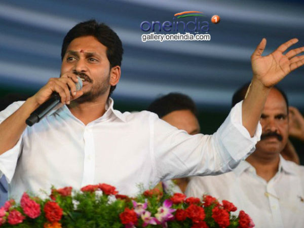 దోచుకున్నదే పంచుతూ: