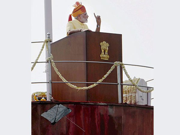కలకలం రేపిన నల్ల పతంగి