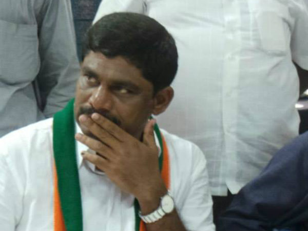 మీ బాస్ కు ఫోన్ ఇవ్వు