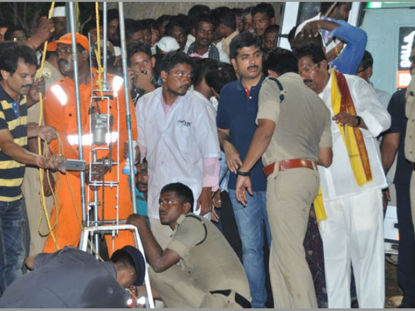 పాటలు వినిపిస్తూ...