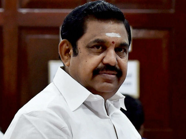 పోలీసులు రోడ్డు బ్లాక్ చేశారు