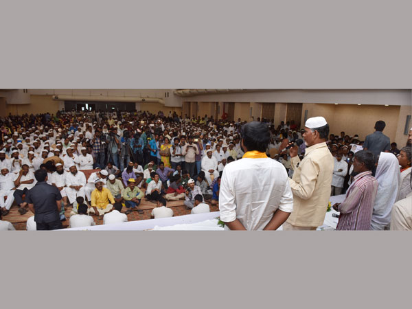 నియోజకవర్గ పక్క గ్రామాల్లో ఉంటూ