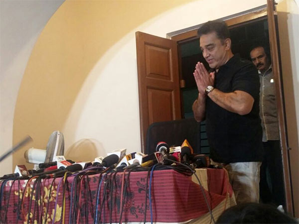 టోపీలు పెడుతున్నారు