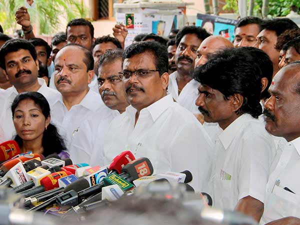 Pro- TTV Dinakaran MLA's will Shift from Pudhucherry to Bengaluru Pro- TTV Dinakaran MLA's will Shift from Pudhucherry to Bengaluru