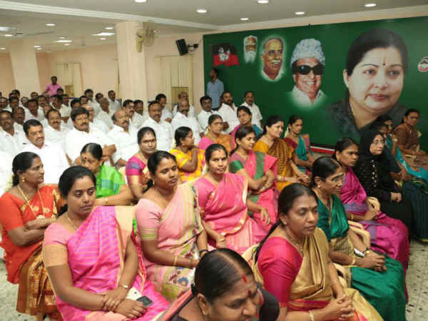 Over 70 AIADMK MLAs attend EPS-OPS meet, Sasikala’s effigy bunt Over 70 AIADMK MLAs attend EPS-OPS meet, Sasikala’s effigy bunt
