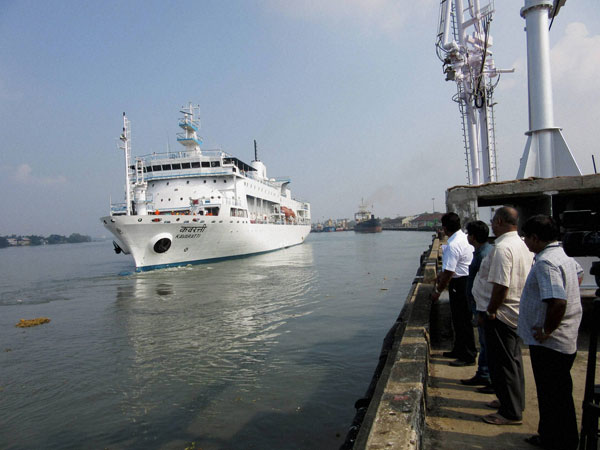 At least 56 dead as smugglers throw 300 African migrants into Yemen sea At least 56 dead as smugglers throw 300 African migrants into Yemen sea
