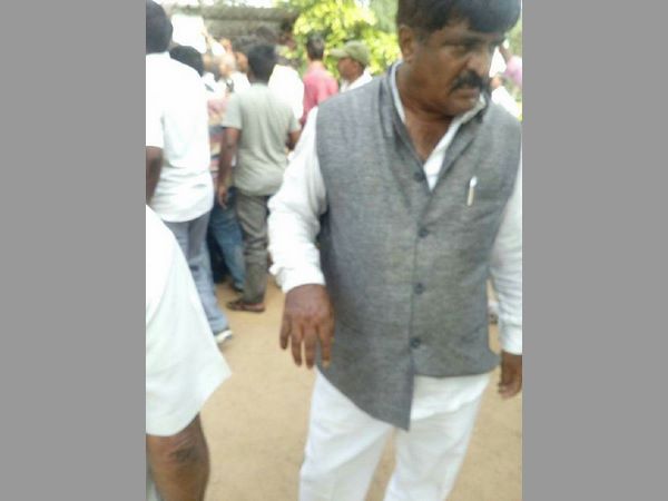 TRS leader obstructs Kodandaram at Baswapur TRS leader obstructs Kodandaram at Baswapur