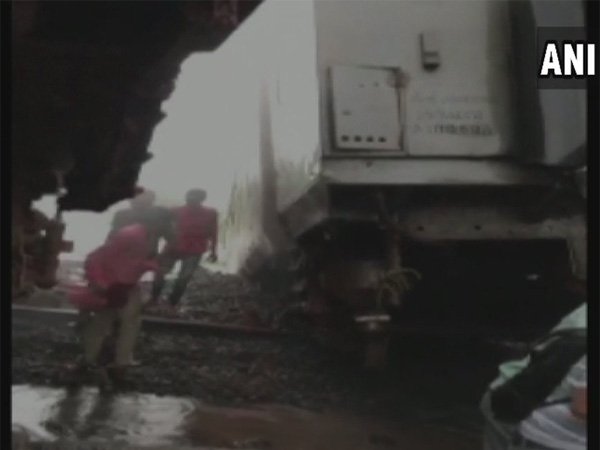 Nagpur Mumbai Duronto Express derails, train services to Mumbai hit Nagpur Mumbai Duronto Express derails, train services to Mumbai hit