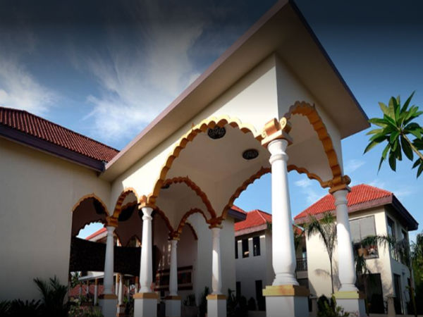 Puducherry police are conducting a review at the hotel where Dinakaran's support MLAs Puducherry police are conducting a review at the hotel where Dinakaran's support MLAs