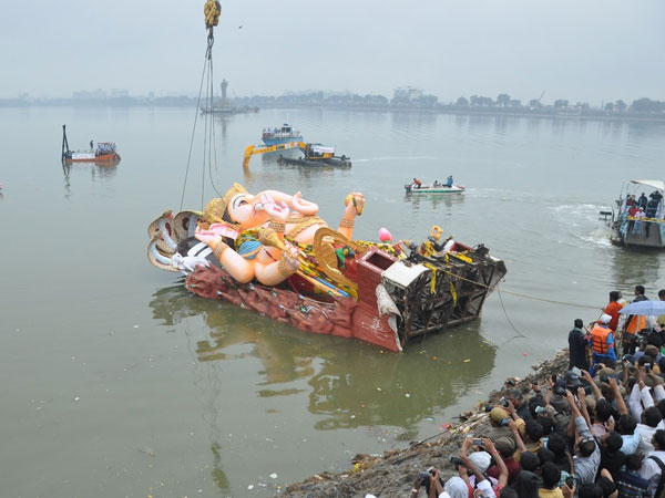 Khairatabad Ganesh Nimajjanam 2017: Ganesha idol immersion peaceful Khairatabad Ganesh Nimajjanam 2017: Ganesha idol immersion peaceful