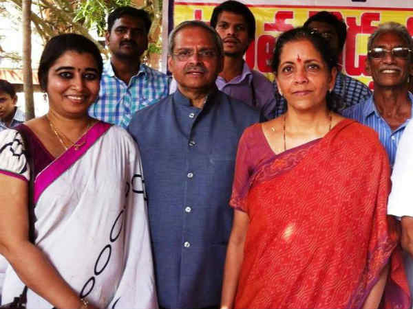 రాజకీయ నేపథ్యం: