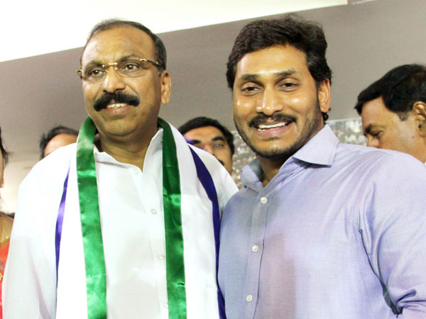 జగన్కు వరుస షాక్లు