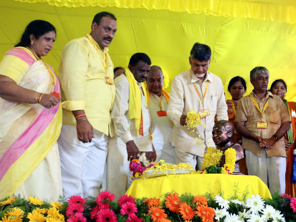 కిరణా కొట్టు వద్ద గ్లూకో ప్లస్ తాగిన చంద్రబాబు